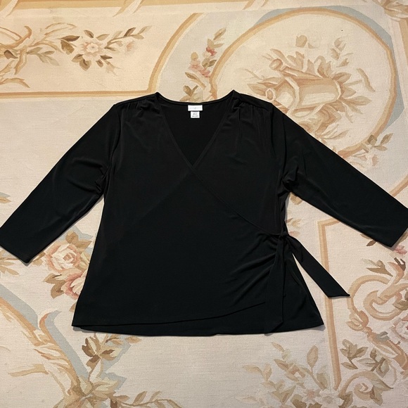 Fun and sexy XXL black wrap top by Jaclyn Smith - Picture 2 of 8